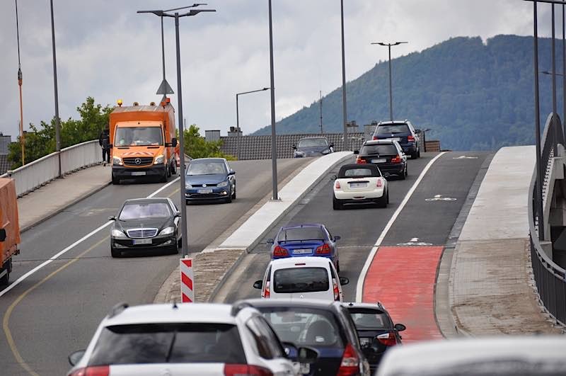 Rund zwei Jahre nach Beginn des Abrisses und des Neubaus der nördlichen Horstbrücke in Landau wurde jetzt der neue Brückenteil für den Verkehr freigegeben. (Quelle: Dirk Hargesheimer)