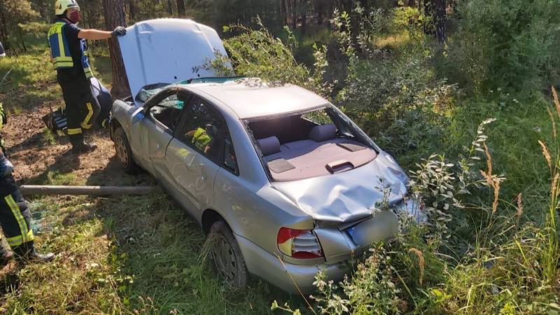 Ein Pkw-Fahrer geriet auf gerader Strecke auf das Bankett, schleuderte und überschlug sich anschließend im Straßengraben, wo er auf dem Dach liegen blieb. (Foto: Feuerwehr Haßloch)