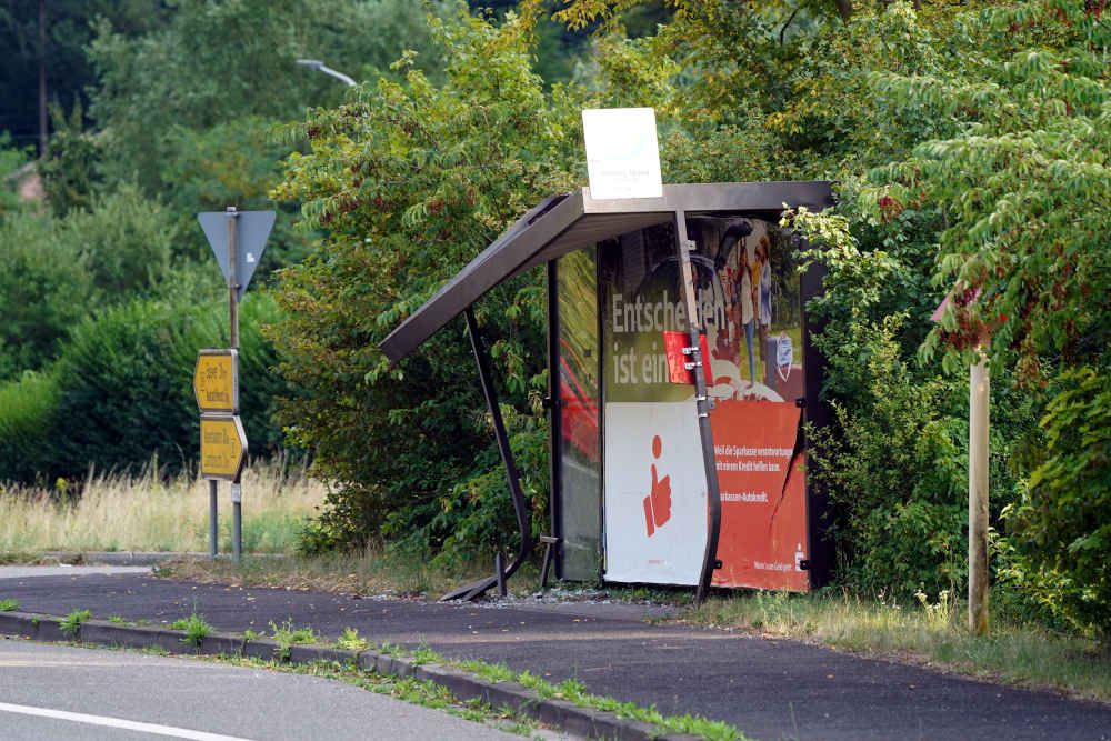Die bei einem Verkehrsunfall beschädigte Bushaltestelle in der Gemarkung Lindenberg (Foto: Holger Knecht)