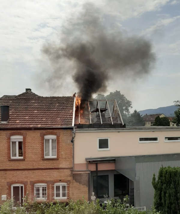 Gebäudebrand in der Winzinger Straße (Foto: privat) Gebäudebrand in der Winzinger Straße (Foto: privat)