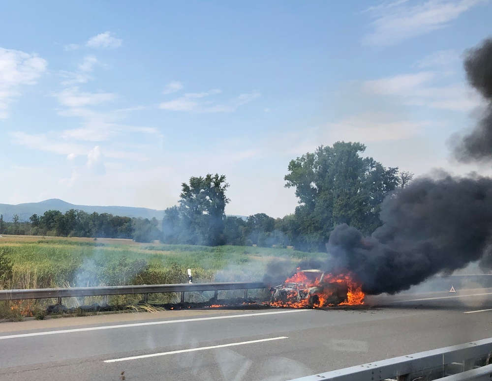 Der brennende PKW (Foto: Feuerwehr Neustadt)