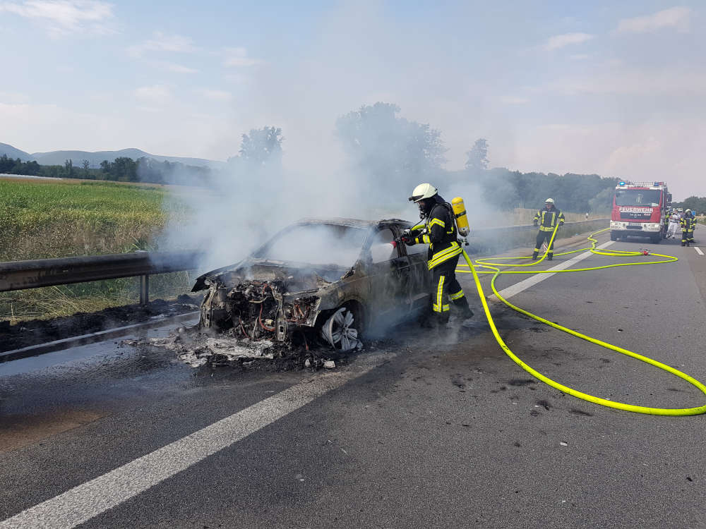 Der brennende PKW wurde abgelöscht (Foto: Feuerwehr Neustadt)