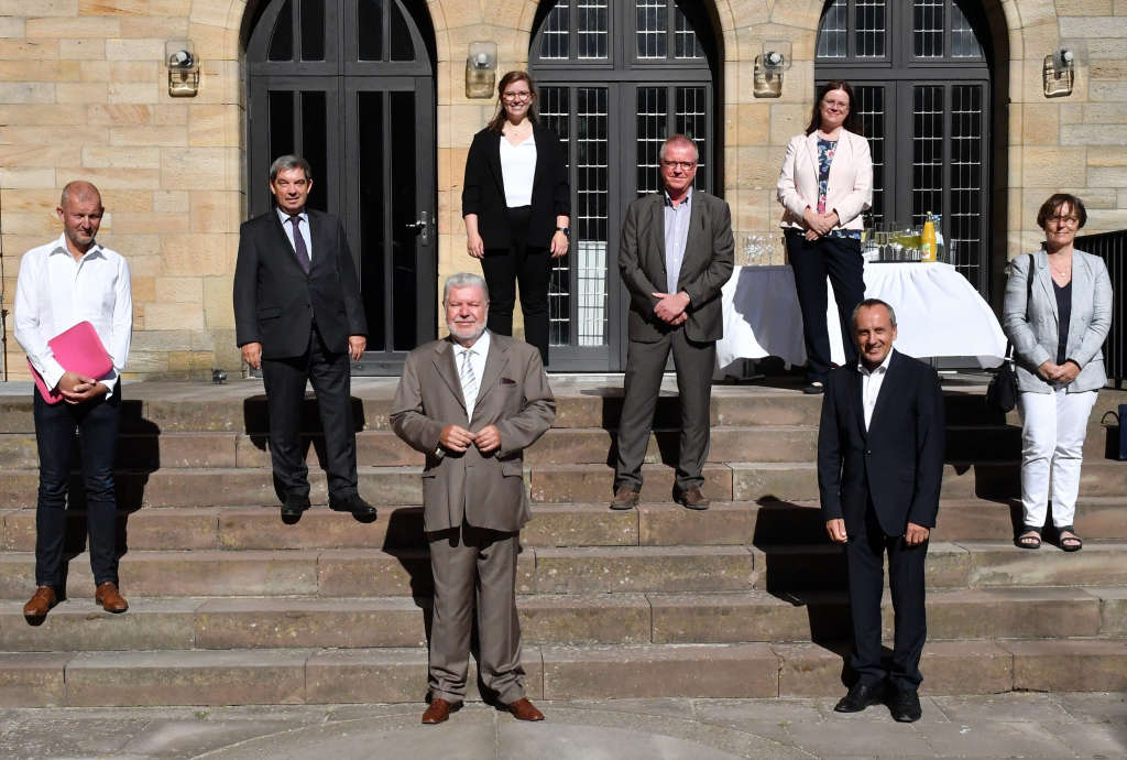 v.l.: Prof. Dr. Olaf Köller, Prof. Dr. Hans Walter Hütter, Ministerpräsident a.D. Kurt Beck, Rebekka Ostrop, Michael Garthe, Dr. Sabine Klapp, Minister Prof. Dr. Konrad Wolf, Prof. Dr. Catherine Maurer (Foto: Stiftung Hambacher Schloss)