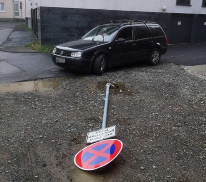 Kassel_VW Golf nach Kollision mit dem Verkehrsschild