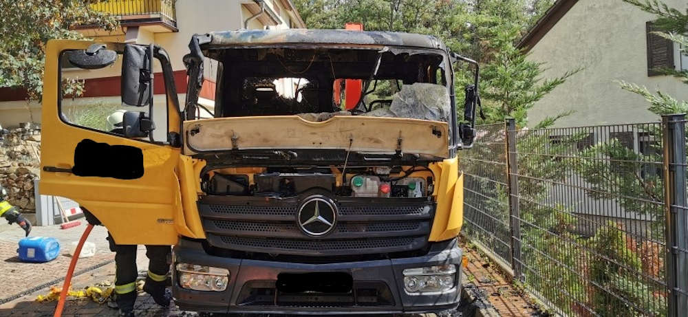 Der durch den Brand beschädigte LKW (Foto: Polizei RLP)