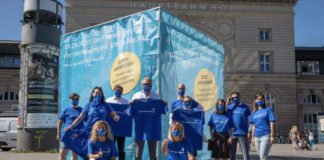 Der blaue Riesenwürfel am Willy-Brandt-Platz vor dem Mannheimer Hauptbahnhof fällt auf! Drei soziale Einrichtungen, der Zentrale Lehrgarten Mannheim und das TECHNOSEUM in Mannheim werben gemeinsam mit Oberbürgermeister Dr. Peter Kurz und Kirsten Korte, Geschäftsführerin, Zukunft Metropolregion Rhein-Neckar e.V. bei einem Fototermin rund um den Würfel für ein Engagement beim Freiwilligentag der Metropolregion Rhein-Neckar, der unter dem Motto „Wir schaffen was!“ am Samstag den 19.09.2020 stattfindet. (Foto: MRN GmbH/Go7)