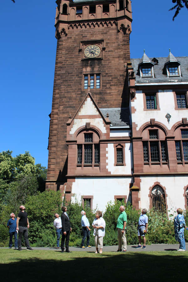 Die Künstergruppe mit OB, Kunstförderverein und Sponsoren vor dem Schlossturm (Foto: Stadtverwaltung Weinheim)