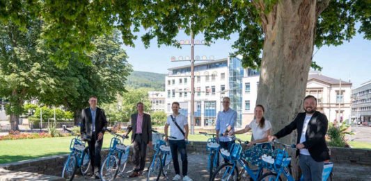 Einführung VRNnextbike in Neustadt an der Weinstraße, v.l.: Bernhard Adams, Beigeordneter der Stadt Neustadt an der Weinstraße, Frieder Zappe, VRN GmbH, Marcel Schwill, Klimaschutzmanager der Stadt Neustadt an der Weinstraße, Alexander Korol, Business Development Manager, nextbike GmbH, Christine Locher, Abteilungsleitung Verkehrsplanung, Stadt Neustadt an der Weinstraße, Onur Semerci, Business Development Manager, nextbike GmbH (Foto: VRN/Wolf)