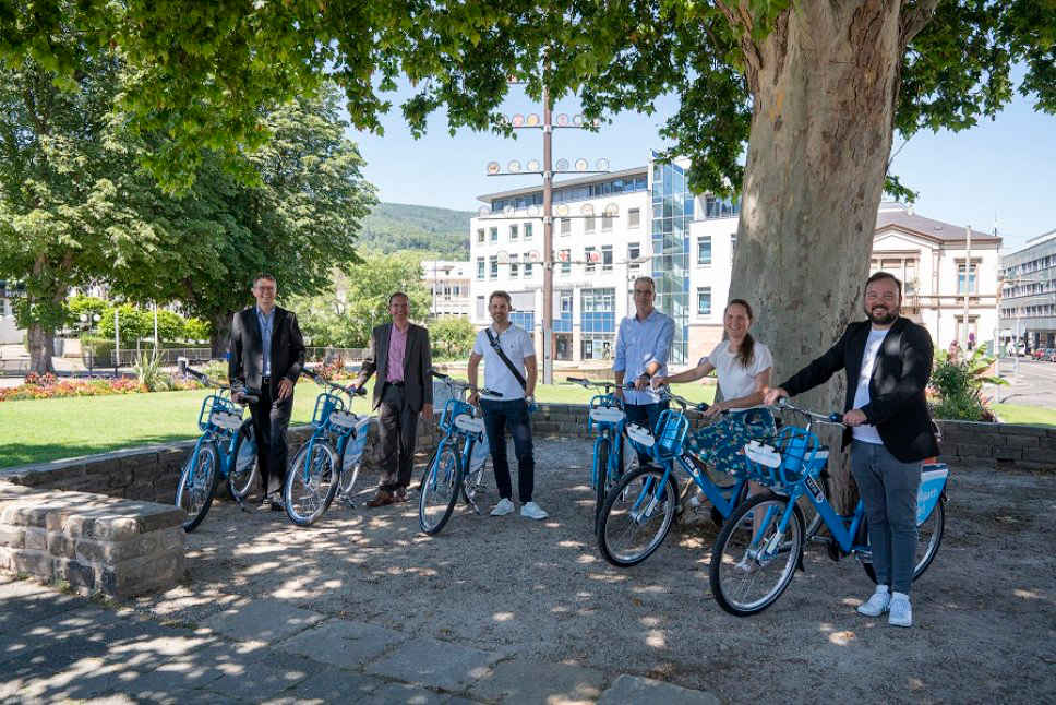 Einführung VRNnextbike in Neustadt an der Weinstraße, v.l.: Bernhard Adams, Beigeordneter der Stadt Neustadt an der Weinstraße, Frieder Zappe, VRN GmbH, Marcel Schwill, Klimaschutzmanager der Stadt Neustadt an der Weinstraße, Alexander Korol, Business Development Manager, nextbike GmbH, Christine Locher, Abteilungsleitung Verkehrsplanung, Stadt Neustadt an der Weinstraße, Onur Semerci, Business Development Manager, nextbike GmbH (Foto: VRN/Wolf)