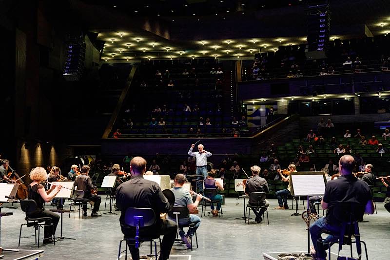 Spielzeitauftakt im Großen Haus: Georg Fritzsch erster Auftritt als neuer GMD des STAATSTHEATERS (Foto: STAATSTHEATER)