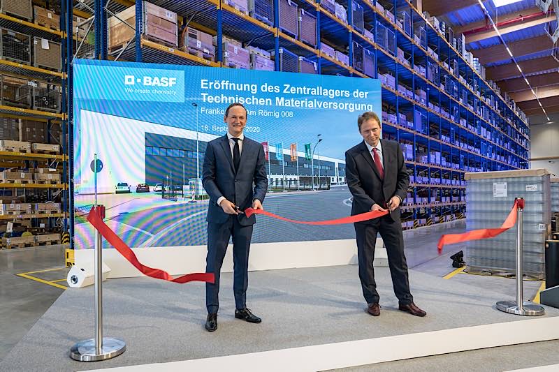 Gemeinsam mit dem Frankenthaler Oberbürgermeister Martin Hebich (rechts) eröffnete Werksleiter Dr. Uwe Liebelt das neue Technische Materiallager. (Foto: BASF 2020)