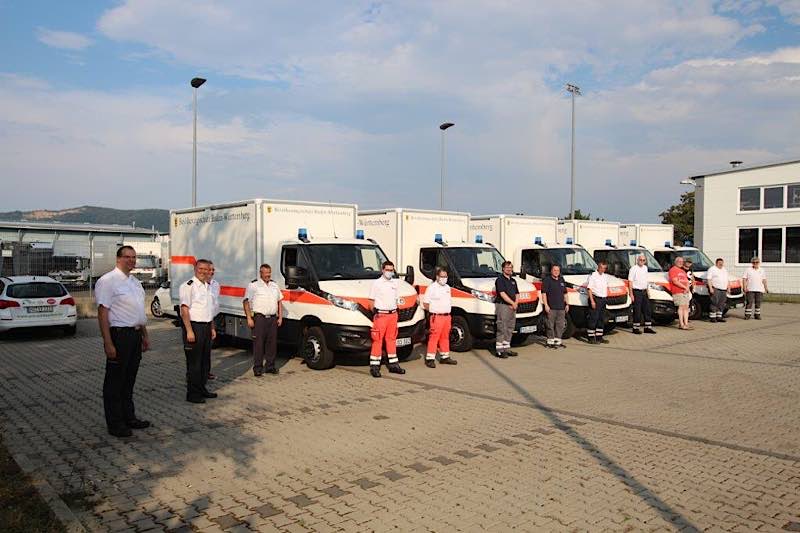 Danke für die neuen Einsatzfahrzeuge: Verantwortliche der Feuerwehr und des DRK freuen sich über die tolle Unterstützung des Landes Baden-Württemberg (v.l.n.r.): Alexander Johmann-Vonier Regierungspräsidium Karlsruhe, Jörg Kirschenlohr, Kreisbrandmeister des Neckar-Odenwald-Kreises, Andre Kühner, Johanniter Unfallhilfe Mannheim, Udo Dentz, Kreisbrandmeister des Rhein-Neckar-Kreises, Dominik Meixner, Phillip Bergmann, Marco Berg, Stefan Merckert, Matthias Geist, Herrmann Nahm, Klaus Happel, Leon Seidel, Bernd Kalitzki und Karl Geissing. (Foto: Landratsamt Rhein-Neckar-Kreis)