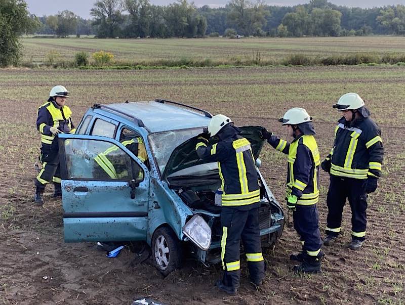 Der PKW wurde wieder auf die Räder gestellt (Foto: Feuerwehr Neustadt)