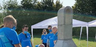 Landrat Stefan Dallinger (in der Hocke) half auch bei diesem Freiwilligentag wieder selbst tatkräftig mit. (Foto: Landratsamt Rhein-Neckar-Kreis)