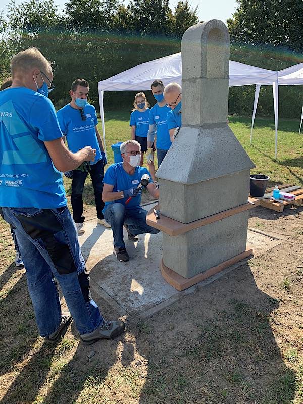 Landrat Stefan Dallinger (in der Hocke) half auch bei diesem Freiwilligentag wieder selbst tatkräftig mit. (Foto: Landratsamt Rhein-Neckar-Kreis)