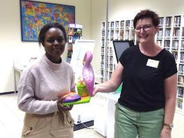 Als Dankeschön für ihren Fleiß bekam Xena Barry von Büchereimitarbeiterin Sonja Clemens ein kleines Geschenk. (Foto: Stadtbücherei Neustadt)