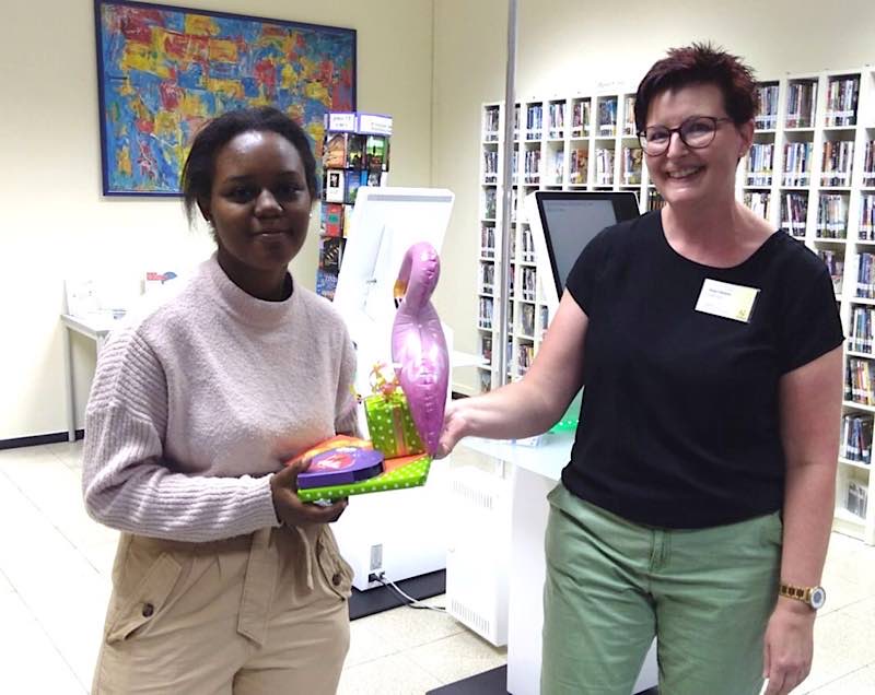 Als Dankeschön für ihren Fleiß bekam Xena Barry von Büchereimitarbeiterin Sonja Clemens ein kleines Geschenk. (Foto: Stadtbücherei Neustadt)