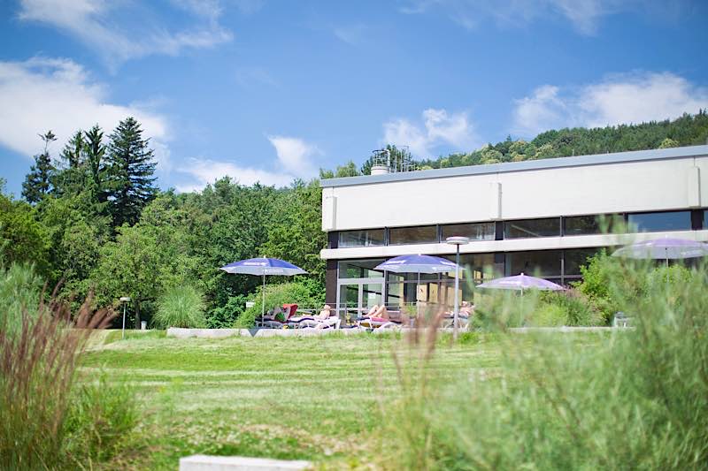 Im Hallenbad Köpfel lässt sich bei schönem Wetter auch der großzügige Außenbereich mit Liegeterrasse im Grünen genießen. (Foto: Stadtwerke Heidelberg GmbH)