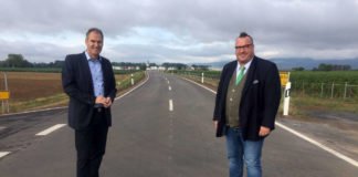 Landrat Dietmar Seefeldt (li.) und Andy Becht, Staatssekretär im Ministerium für Wirtschaft, Verkehr, Landwirtschaft und Weinbau, haben den Streckenabschnitt der K 6 für den Verkehrs freigegeben. (Foto: Kreisverwaltung Südliche Weinstraße)