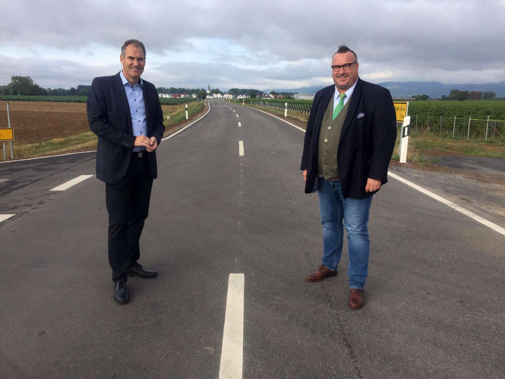 Landrat Dietmar Seefeldt (li.) und Andy Becht, Staatssekretär im Ministerium für Wirtschaft, Verkehr, Landwirtschaft und Weinbau, haben den Streckenabschnitt der K 6 für den Verkehrs freigegeben. (Foto: Kreisverwaltung Südliche Weinstraße)