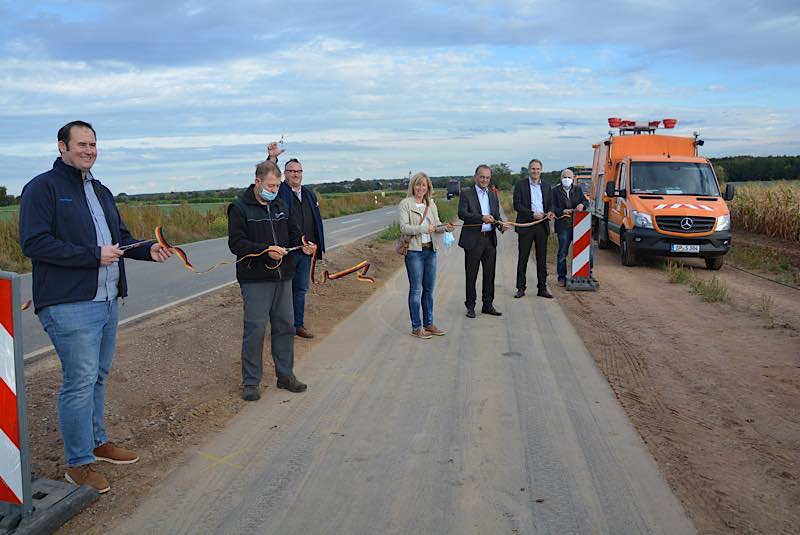 v.l.: Ortsbürgermeister Timo Reuther (Hochstadt), Erhardt Vortanz (ADFC Germersheim), Staatssekretär Andy Becht, Ortsbürgermeisterin Susanne Lechner (Zeiskam), Landrat Dr. Fritz Brechtel (GER), Landrat Dietmar Seefeldt (SÜW), Dr. Günter Hoos, Dienststellenleiter DLR Neustadt) (Foto: Kreisverwaltung Germersheim)