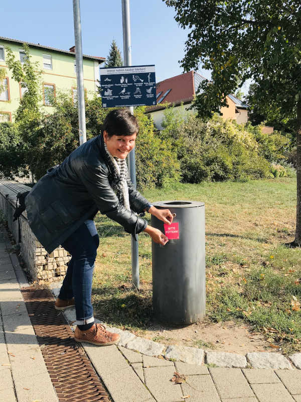 Umweltdezernentin Waltraut Blarr appelliert, Müll in die dafür vorgesehenen Abfallbehälter zu werfen (Foto: Stadtverwaltung Neustadt)