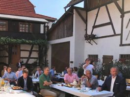 Landrat Dietmar Seefeldt beim Hofgespräch auf dem Betrieb des Landwirts Stefan Bohlender. (Bild: Thomas Knecht)