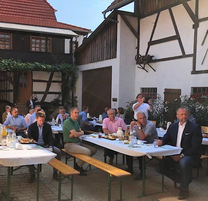 Landrat Dietmar Seefeldt beim Hofgespräch auf dem Betrieb des Landwirts Stefan Bohlender. (Bild: Thomas Knecht)