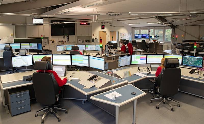 Disponentinnen und Disponenten bei der Arbeit in der ILS in Ladenburg. (Foto: Landratsamt Rhein-Neckar-Kreis)