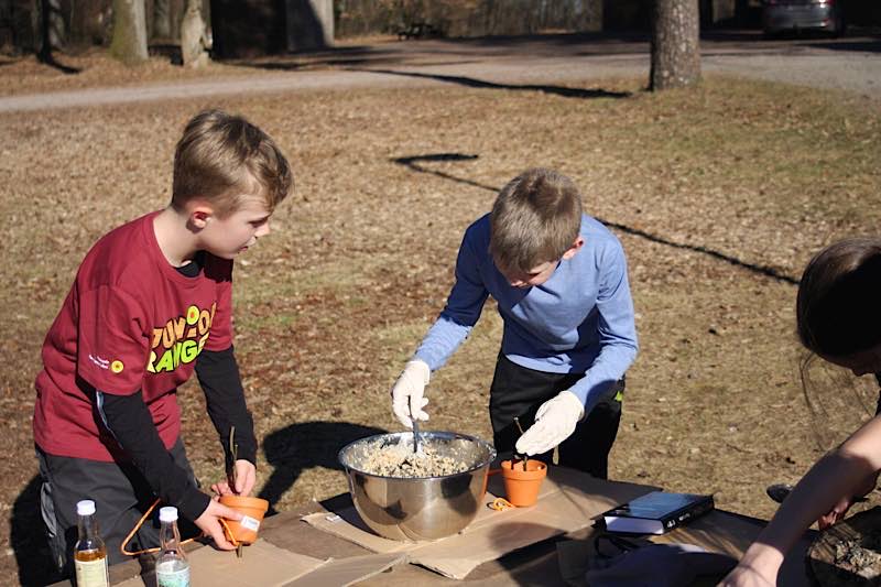 Lerne, Spielen, Anpacken: Junior Ranger im Biosphärenreservat Pfälzerwald bei einer Aktion im Frühjahr 2019 (Foto: Haus der Nachhaltigkeit)