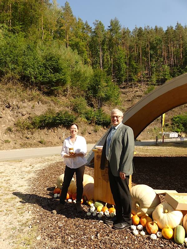 Feiern die neue Biosphärenreservats-Verordnung: Umweltministerin Ulrike Höfken und Bezirkstagsvorsitzender Theo Wieder (Foto: Bezirksverband Pfalz)