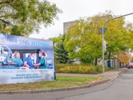 Plakat der neuen Personalgewinnungskampagne "Wir sind intensiv" vor dem Verwaltungsgebäude des Universitätsklinikums. (Foto: Universitätsklinikum Heidelberg)