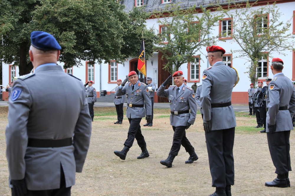 Generalmajor Breuer und Oberst Mattes schreiten die Front ab. (Foto: Bundeswehr/Stephan Dinges)