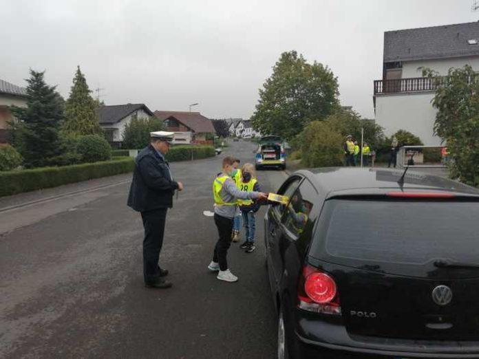 Schüler verteilen Karte