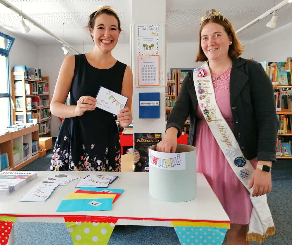 Anna-Maria Löffler und Lena Roth als Glücksfeen bei der Verlosungsaktion (Foto: Gemeindeverwaltung Haßloch)