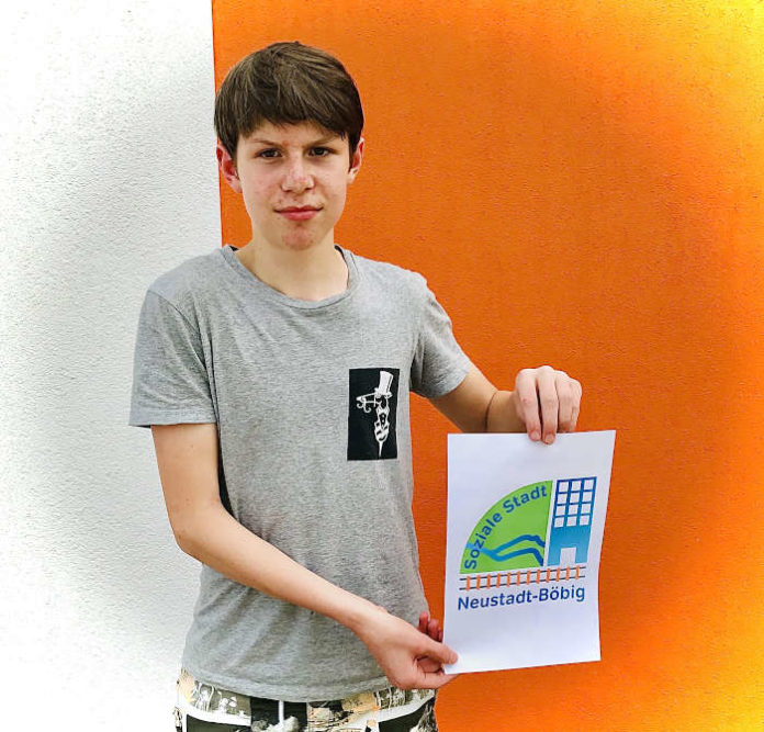 Hannes Reif mit dem Logo für das Förderprogramm „Soziale Stadt“ im Stadtteil Böbig (Foto: Stadtverwaltung Neustadt) Hannes Reif mit dem Logo für das Förderprogramm „Soziale Stadt“ im Stadtteil Böbig (Foto: Stadtverwaltung Neustadt)