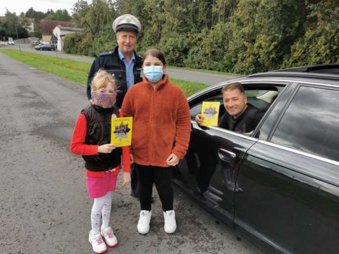 Die Grundschüler suchen gemeinsam mit der Polizei das Gespräch mit einem Autofahrer