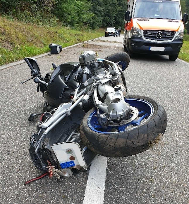 Das beschädigte Motorrad (Foto: Polizei RLP)