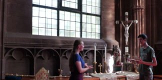 Ein Video gibt Einblick in die Sakristei. Aliki Hirsch vom Kinder- und Jugendtheater Speyer befragt Messdiener Marco Schutzius (Foto: Domkapitel Speyer)