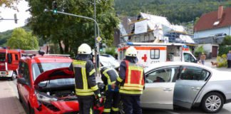Zwei PKW waren kollidiert (Foto: Feuerwehr Neustadt)