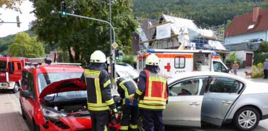 Zwei PKW waren kollidiert (Foto: Feuerwehr Neustadt)