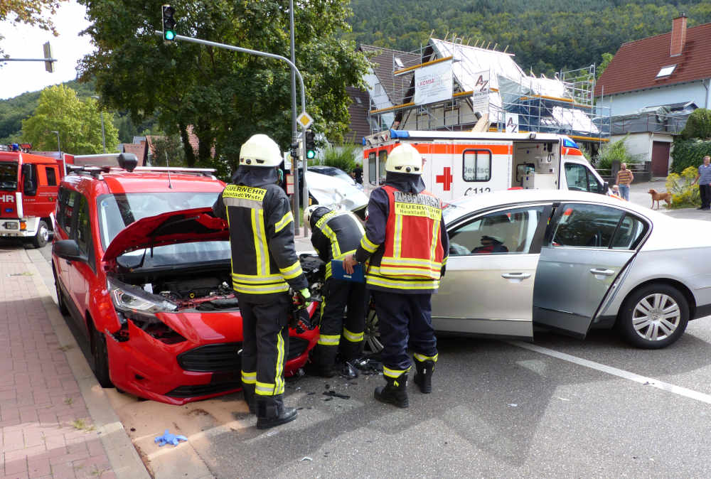 Zwei PKW waren kollidiert (Foto: Feuerwehr Neustadt)