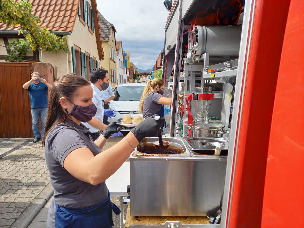 Essensausgabe (Foto: Feuerwehr Venningen)