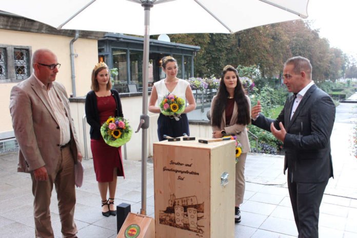 v.l.: Oberbürgermeister Adolf Kessel, Rheinhessische Weinkönigin Eva Müller , Pfälzische Weinkönigin Anna-Maria Löffler, Deutsche Weinkönigin Angelina Vogt, SGD Süd Präsident Hannes Kopf (Foto: SGD Süd)