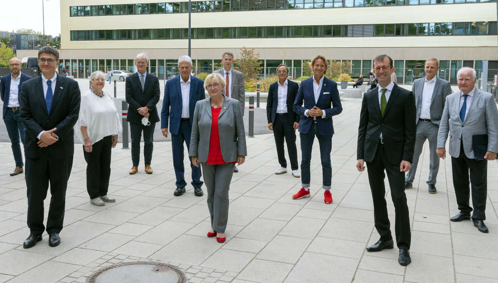 Prof. Dr. Olaf Witt (Direktor KiTZ), Prof. Dr. Michael Baumann (Vorstandsvorsitzender DKFZ), Gerda Tschira (Stifterin, ODWIN gGmbH), Prof. Dr. Andreas Kulozik (Direktor KiTZ), Dietmar Hopp (Stifter, Dietmar Hopp Stiftung GmbH), Theresia Bauer (Ministerin für Wissenschaft, Forschung und Kunst Baden-Württemberg), Prof. Dr. Stefan Pfister (Direktor KiTZ), Hanno Chef-Hendriks (Heinle, Wischer und Partner, Freie Architekten), Willem Tell (Vorstandsmitglied von BILD hilft e.V. „Ein Herz für Kinder“), Prof. Dr. Ingo Autenrieth (Vorstandsvorsitzender UKHD), Till Behnke (Heinle, Wischer und Partner, Freie Architekten), Manfred Fuchs (Stifter, Geschäftsführer Fuchs Petrolup SE). (Bild: Tobias Schwerdt/KiTZ)