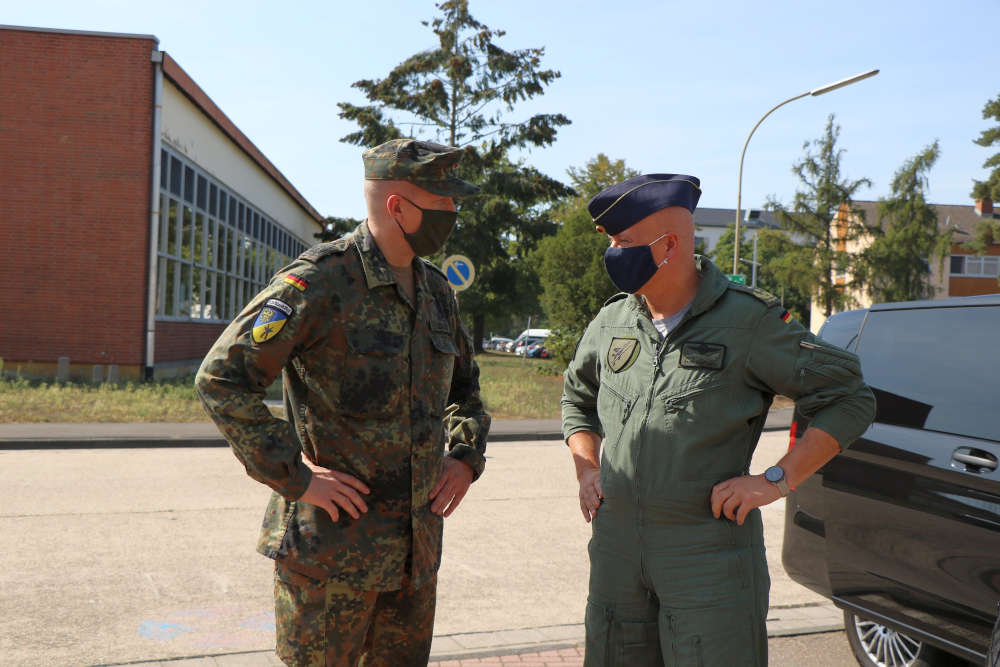 Begrüßungsgespräch zwischen Kommandeur und Inspekteur (Foto: Bundeswehr/Frank Wiedemann)