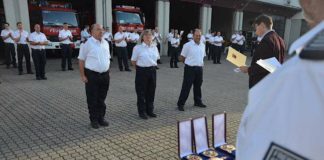 Oberbürgermeister Hirsch überreicht langjährigen Mitgliedern der Freiwilligen Feuerwehr Landau die Feuerwehrehrenzeichen des Landes Rheinland-Pfalz. (Foto: Stadt Landau in der Pfalz)