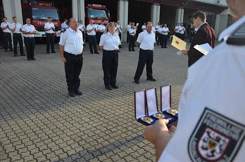 Oberbürgermeister Hirsch überreicht langjährigen Mitgliedern der Freiwilligen Feuerwehr Landau die Feuerwehrehrenzeichen des Landes Rheinland-Pfalz. (Foto: Stadt Landau in der Pfalz)
