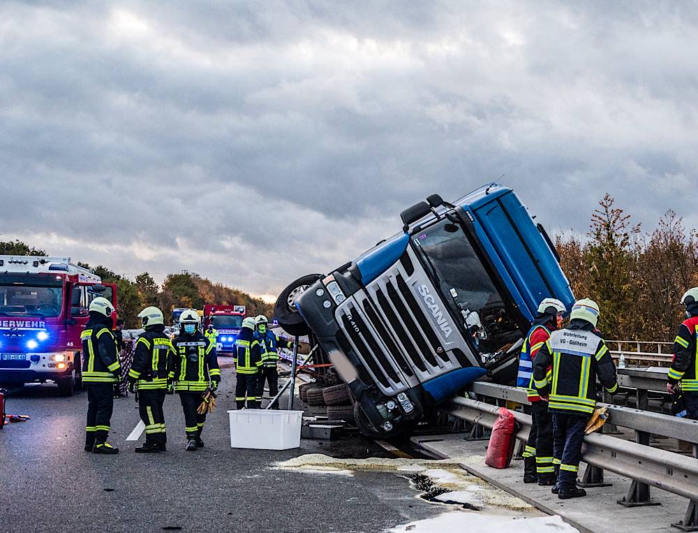 LKW kracht in Leitplanke (Foto: Helmut Dell)