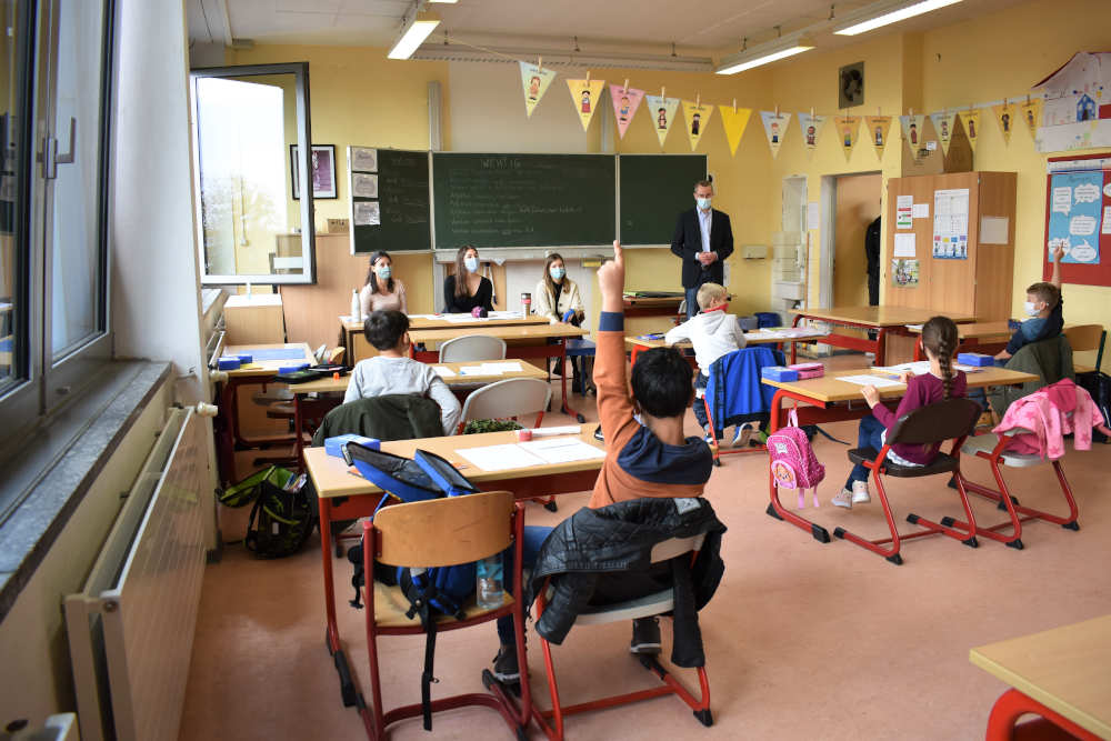 Bürgermeister Dr. Maximilian Ingenthron erkundigt sich bei den Drittklässlerinnen und -klässlern, was sie in der Herbstschule gelernt haben. (Quelle: Stadt Landau)